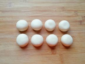 收口朝下摆放，所有的面团包好以后盖上保鲜膜备用。 