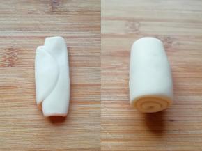 全部完成第一次擀卷以后，开始进行第二次擀卷，收口朝上压扁，擀成牛舌状卷起来。