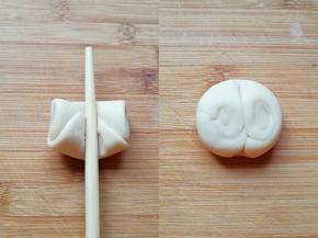 取一个松弛好的卷，用筷子从中间压一下，让两头翘起，整理成圆形擀成饼皮。 