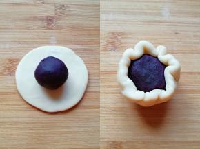 放上紫薯馅， 用虎口慢慢向上推挤收口。 