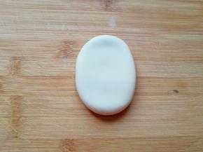 收口朝下擀成椭圆形，一个老婆饼制做基本上完成了。 