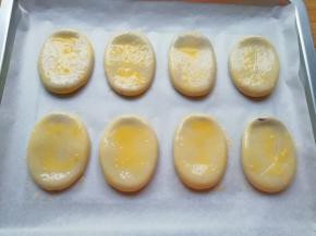 烤盘上铺油纸，放上做好的老婆饼，刷上一层蛋液。 