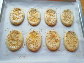 撒上熟白芝麻。 