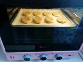 用刀片在饼皮上划三道口子(稍微划深一点，可以看到馅为标准），放入预热好的烤箱，上下管180度烤18分钟。
