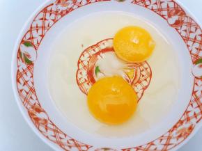 鸡蛋加入少许盐打散