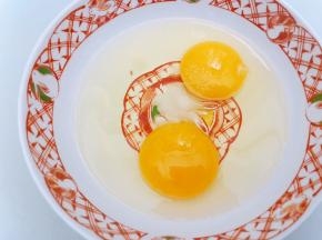 鸡蛋加入少许盐打散