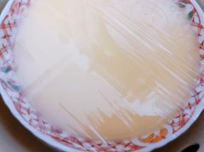 盖上保鲜膜，放入沸腾的蒸锅里，蒸12分钟左右至凝固