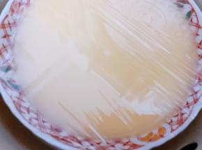 盖上保鲜膜，放入沸腾的蒸锅里，蒸12分钟左右至凝固