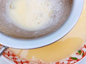 把蛋水过筛一次，有气泡用筷子挑出