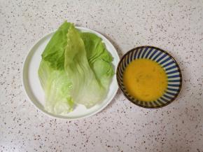 生菜叶洗干净控一下水分，鸡蛋打散。 