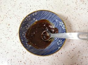 小碗里加入1勺葱伴侣甜面酱，加入1勺纯净水，1勺油泼辣子（不吃辣可以不加），根据自己的口味加一点糖搅拌均匀，调成酱料备用。 