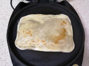 煎至鼓起小气泡翻面，再煎至鼓大泡。 