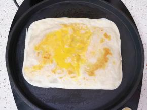 用筷子挑开一个小洞，倒入蛋液。 