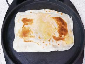 煎至两面金黄。 