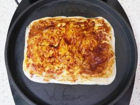 刷上调好的酱料。 