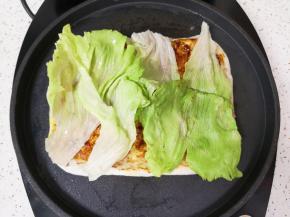 放上生菜叶卷起来。 