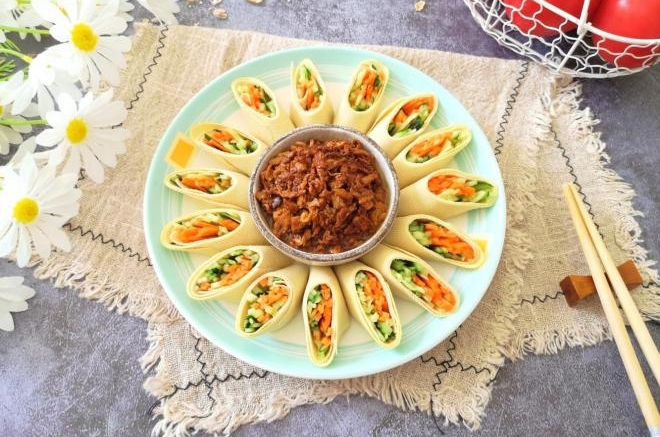 豆皮蔬菜卷蘸酱