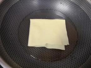 锅里放水烧开，放入豆皮焯水2分钟，捞出控干水分备用。 