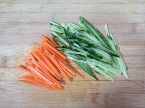 黄瓜和胡萝卜分别切成丝。 