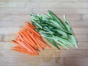 黄瓜和胡萝卜分别切成丝。 