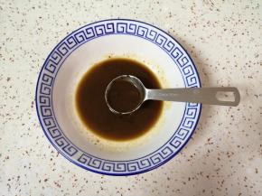 碗里加入1勺葱伴侣豆瓣酱，加入小半碗纯净水搅拌均匀，调成酱汁备用。 