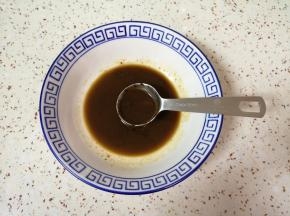 碗里加入1勺葱伴侣豆瓣酱，加入小半碗纯净水搅拌均匀，调成酱汁备用。 