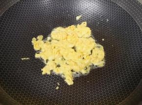炒锅内倒适量食用油烧热，倒入蛋液翻炒至定型。 