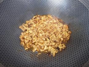 加入调好的酱汁翻炒均匀，用铲子将鸡蛋铲碎。 