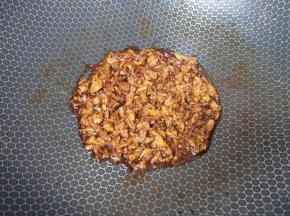 加入1勺红烧酱油翻炒均匀，烧至汤汁浓稠关火，盛入蘸碟备用。 