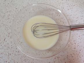 用手动打蛋器搅打均匀。 
