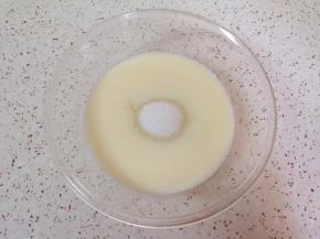 加入细砂糖搅打均匀。 