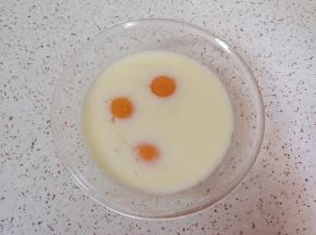 磕入鸡蛋。 
