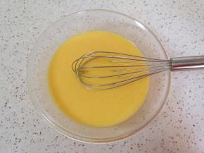 继续搅打均匀。 