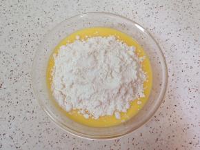 加入过筛的低筋面粉，用手动打蛋器呈“Z”字形搅拌均匀。 