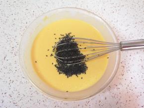 最后加入熟黑芝麻，搅拌均匀即可。 