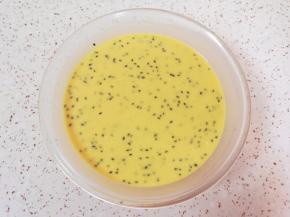 准备好的蛋卷糊静置10分钟左右。 