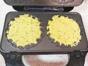 蛋卷机提前预热，刷上一层玉米油，倒入1勺蛋卷糊。