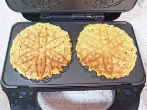 盖上盖子加热至两面金黄色即可。 