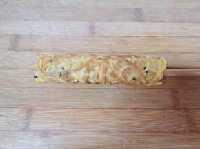 趁热取出用筷子卷起来。 