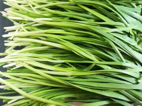 韭菜洗干净控一下水分。 