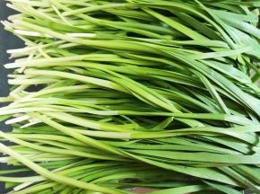 韭菜洗干净控一下水分。 