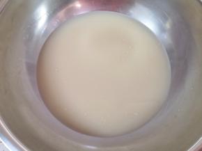 盆里倒入温水，加入发酵粉和糖混合均匀。 