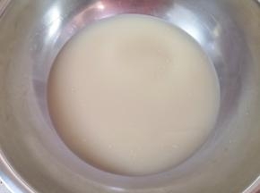 盆里倒入温水，加入发酵粉和糖混合均匀。 