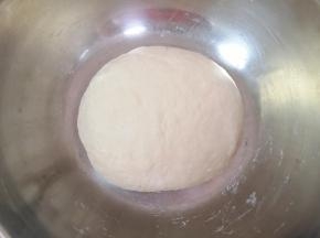 加入中筋面粉，用筷子搅拌成絮状，揉成光滑的面团，盖上保鲜膜发酵至两倍大。 