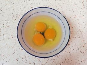 鸡蛋打散。 