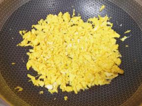 炒锅内倒适量的菜籽油烧热，倒入蛋液用筷子不停的搅拌炒熟晾凉。 