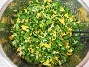 根据自己的口味放盐搅拌均匀，韭菜鸡蛋盒子馅就做好了。 