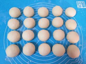 发酵好的面团揉光排气， 搓成长条状，分成小剂子揉光滚圆，盖上保鲜膜防止面团表面风干。
