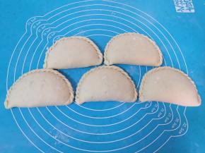 捏花边，先提起一角向内折，然后继续拉起卷过去，一直到捏完，最后的小角直接折回来压紧，一个花边韭菜鸡蛋盒子就做好了。 