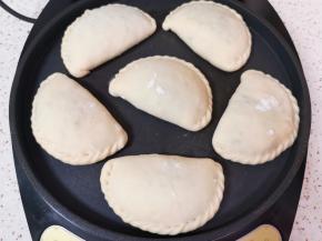 电饼铛上下盘预热，刷上一层食用油，放入做好的韭菜鸡蛋盒子，盒子上面也刷上一层食用油，盖上电饼铛，选择“馅饼”功能启动。
